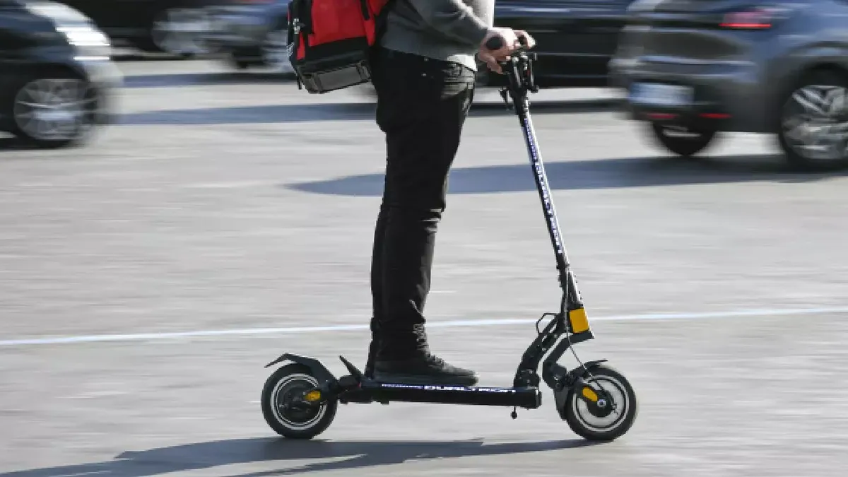 Reguli noi pentru circulația cu trotinete electrice pe drumurile publice. Sunt reglementate vârsta conducătorului, dar și puterea vehiculului și viteza maximă