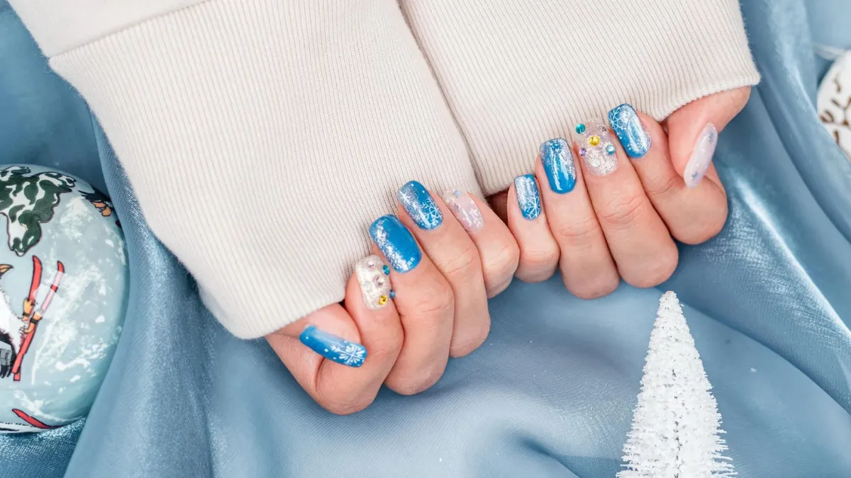 Trendurile în materie de manichiură pentru Crăciun. Ce unghii se poartă la final de 2025
