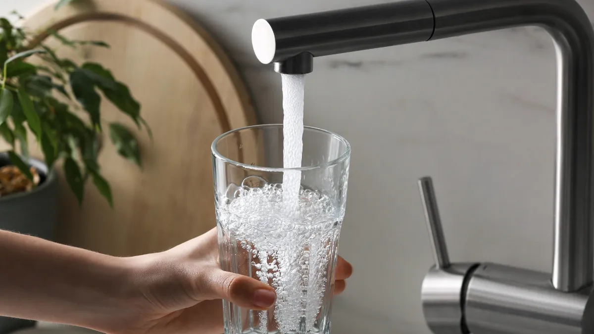 Cât costă apa potabilă. Topul oraşelor cu cel mai mic preţ apă. Unde se situează Bucureştiul