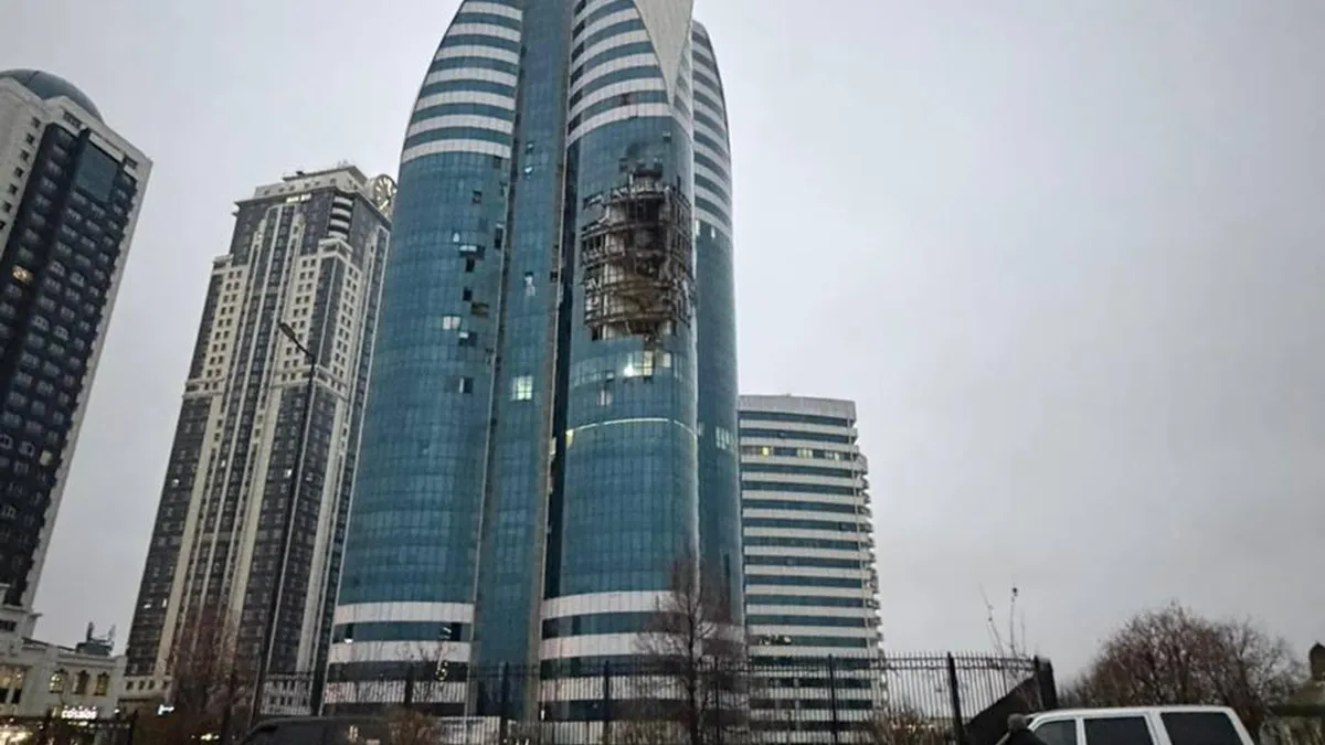 Un zgârie-nori din Groznîi, capitala Ceceniei, a fost incendiat de o dronă ucraineană. Kadîrov va „răspunde personal” adversarilor, în curând