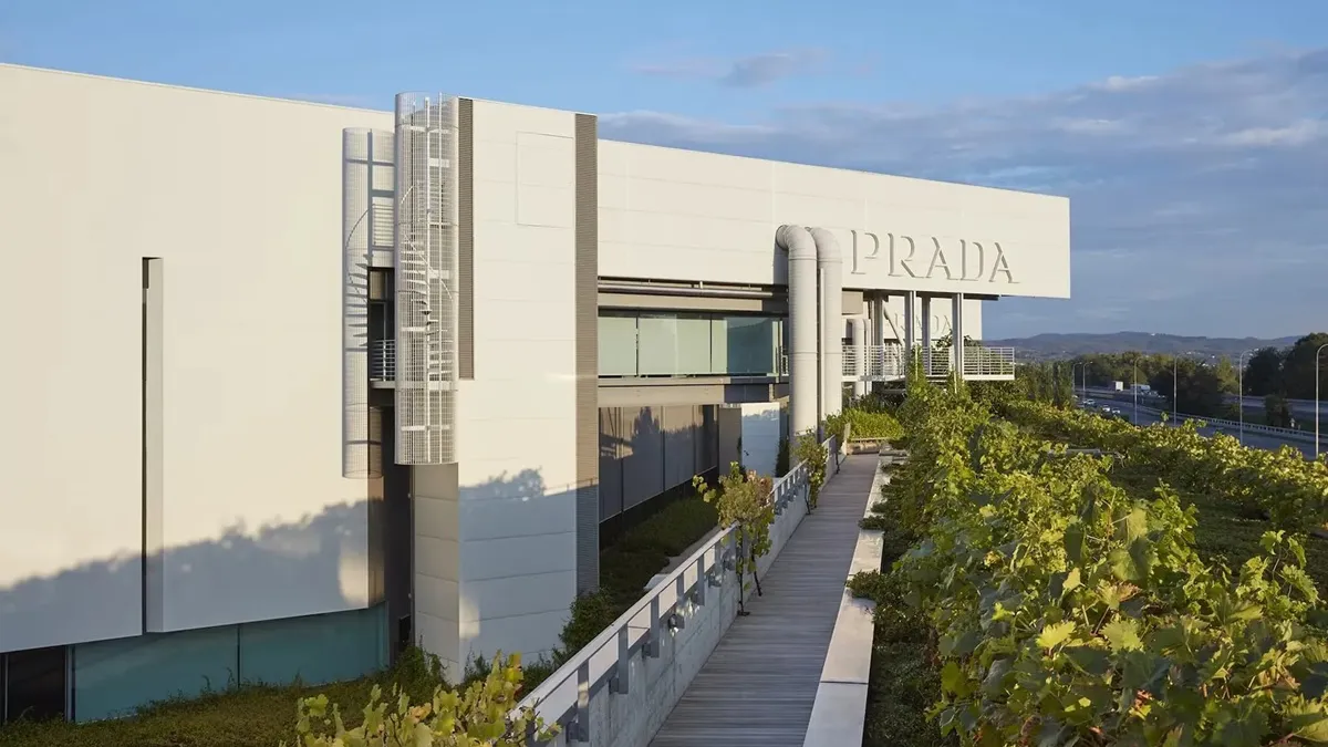 Prada a achiziționat Versace, reunind sub același acoperiș două dintre cele mai importante case de modă italiene