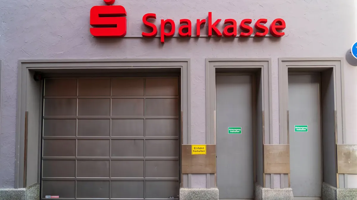 Jaf ca-n filme la o bancă publică locală din Germania. Hoții au golit 3.000 de casete de valori