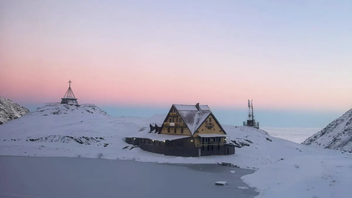 Cod roșu de vânt la Bâlea Lac - turiști rămași în cabane, după ce a fost oprită telecabina