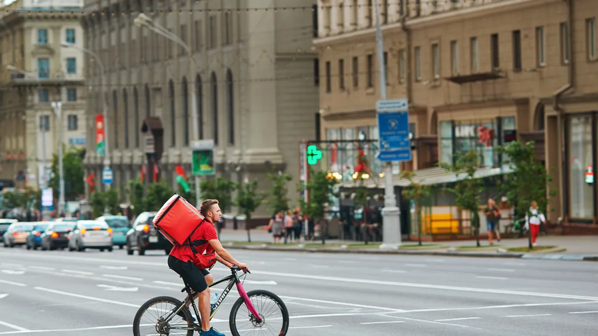 Un livrator de mâncare a rămas fără loc de muncă după ce și-a tuns barba