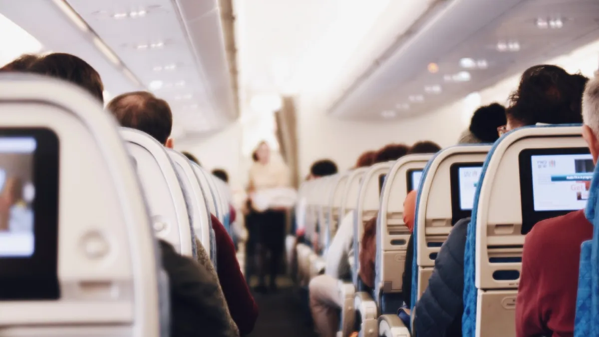 Pasagerii supraponderali sunt obligați, din ianuarie 2026, să cumpere un loc suplimentar dacă nu încap între cotiere scaunului. Decizia din SUA a stârnit controverse la nivel mondial