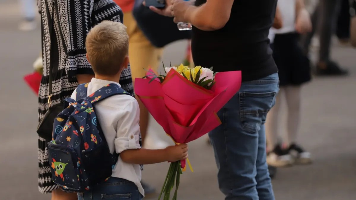 Prima zi a anului școlar, liberă pentru părinți. Inițiativa legislativă adoptată tacit de Senat