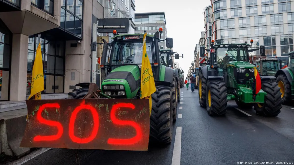 Bruxelles: fermierii blochează orașul, poliția intervine cu gaze lacrimogene și tunuri cu apă