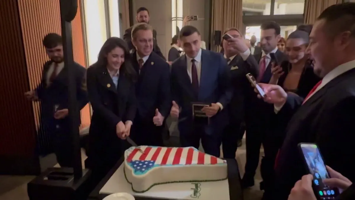 George Simion, premiat în SUA pentru apărarea libertăţii de exprimare. Liderul AUR a tăiat un tort în forma Groenlandei cu steagul SUA