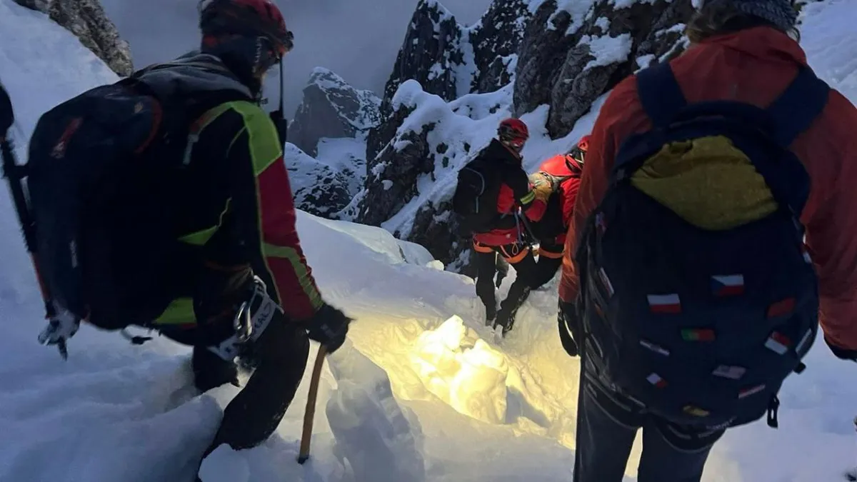 Aproape 100 de persoane salvate din munți. Două persoane au fost găsite decedate