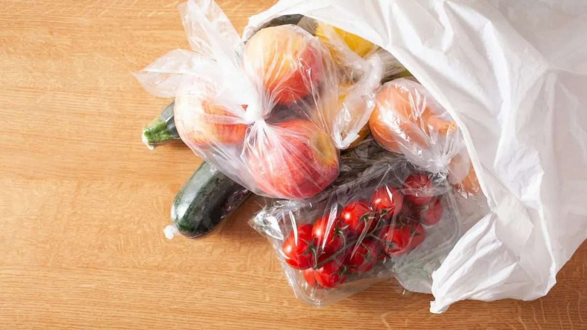 Uniunea Europeană interzice pungile subțiri de plastic pentru fructe și legume până în 2030