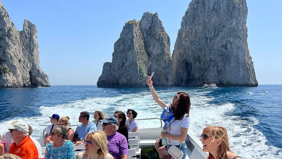 Capri limitează grupurile turistice pentru a combate supraaglomerarea