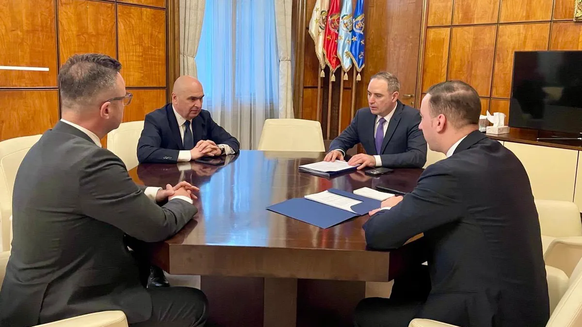 Guvernul analizează luarea de măsuri pentru prețul carburanților. Bolojan: Scăderea accizelor „nu trebuie să afecteze deficitul bugetar”