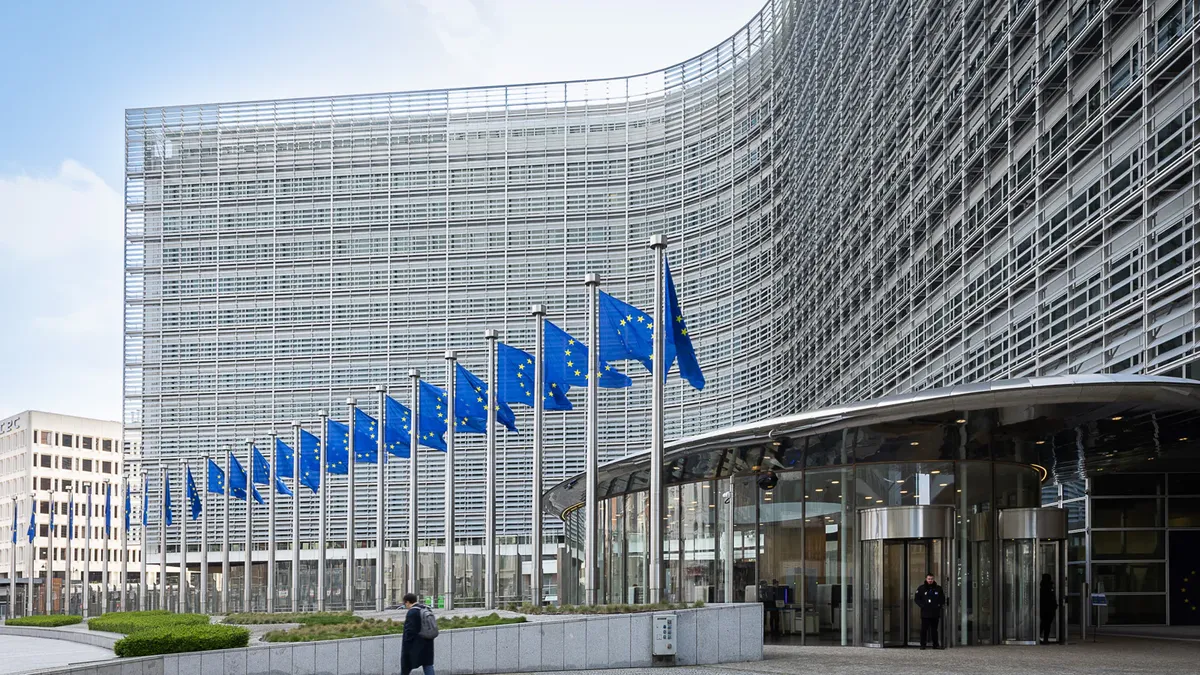 Comisia Europeană reduce drastic estimarea de creștere pentru România în 2026: economie aproape de stagnare, inflație la 7%