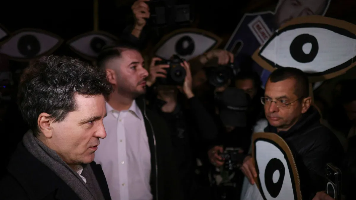 Protest la Cotroceni față de propunerile pentru șefia parchetelor. Nicușor Dan a ieșit să discute cu protestatarii