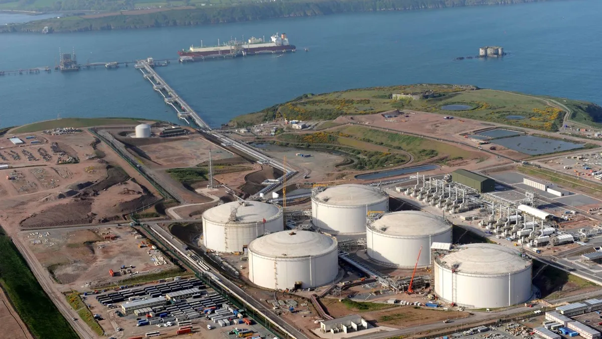 Prețul petrolului a sărit de 116 dolari/barilul după atacurile Iranului asupra infrastructurii energetice din Golf