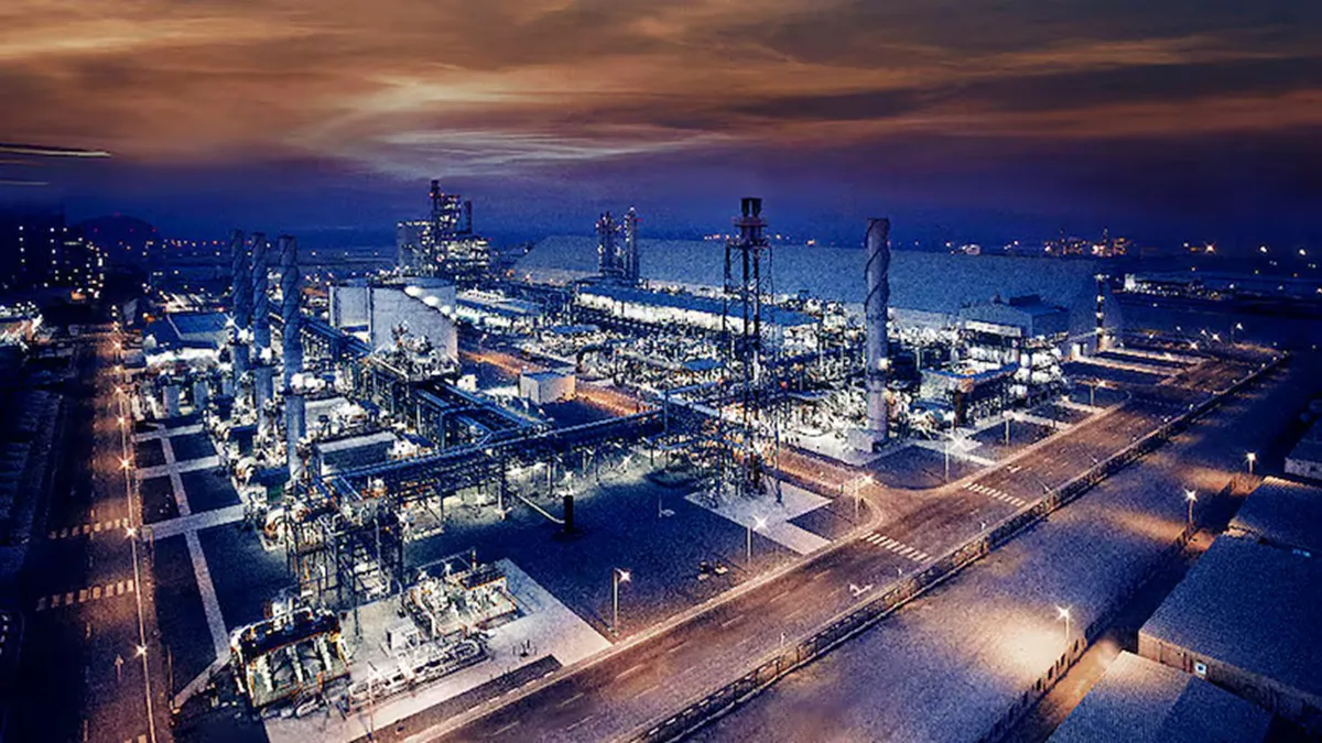 O mare rafinărie din Emirate, închisă preventiv. Saudi Aramco avertizează că războiul ar putea provoca o catastrofă pe piața petrolului