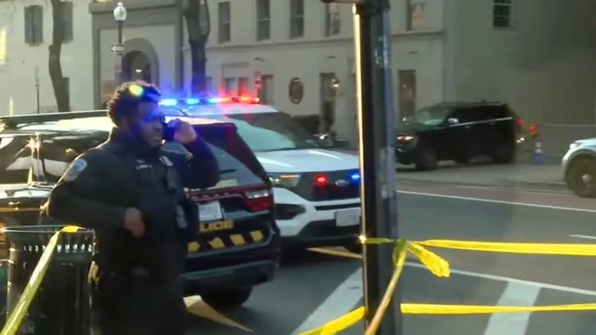 O furgonetă a forțat barierele de securitate din jurul Casei Albe. Șoferul mașinii a fost reținut de agenții Serviciului Secret