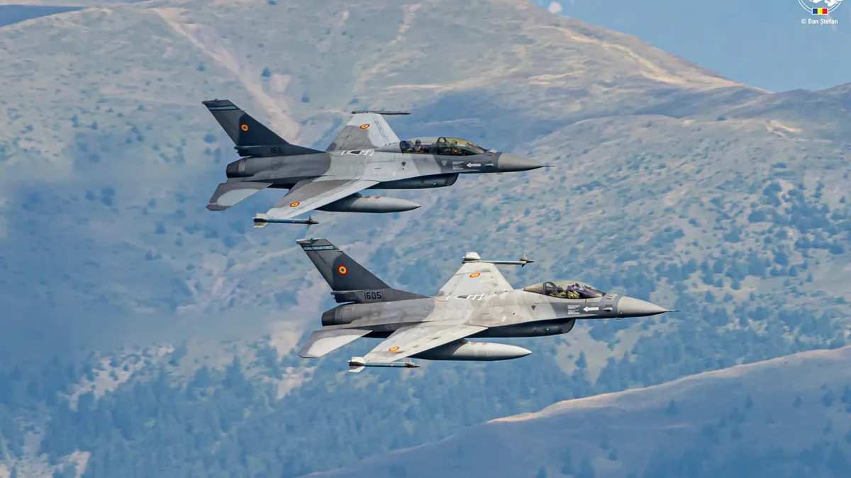 MApN: Două avioane F-16 au fost ridicate pentru monitorizarea unei drone detectate lângă spațiul aerian român