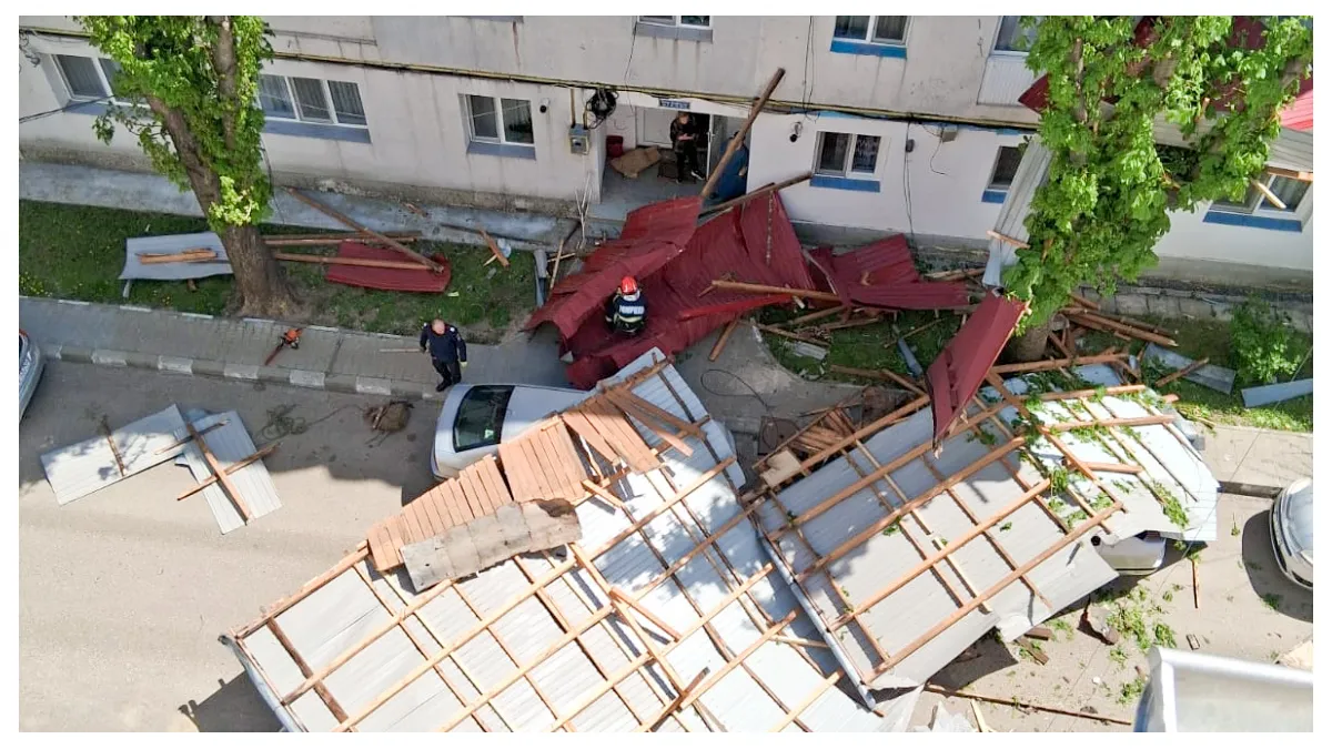 Un bărbat lovit duminică de un acoperiș, desprins de pe un bloc din municipiul Huși, a decedat
