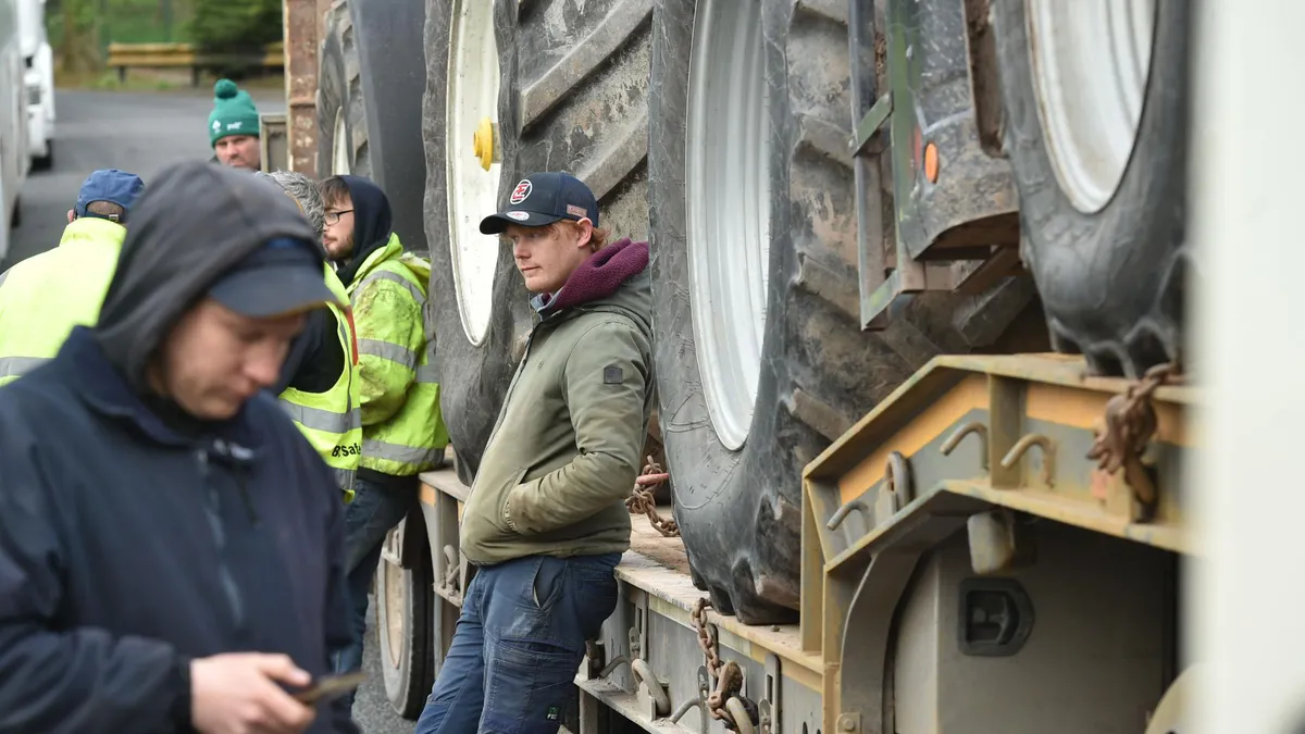 Irlanda scoate armata pe străzi pentru a înlătura protestele care blochează un port și o rafinărie