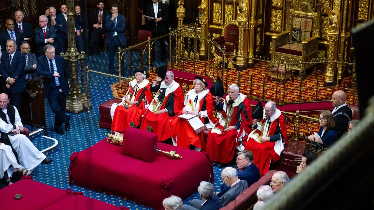 O tradiție veche de secole se încheie: Aristocrații cu titluri moștenite ereditar părăsesc Camera Lorzilor din Parlamentul britanic