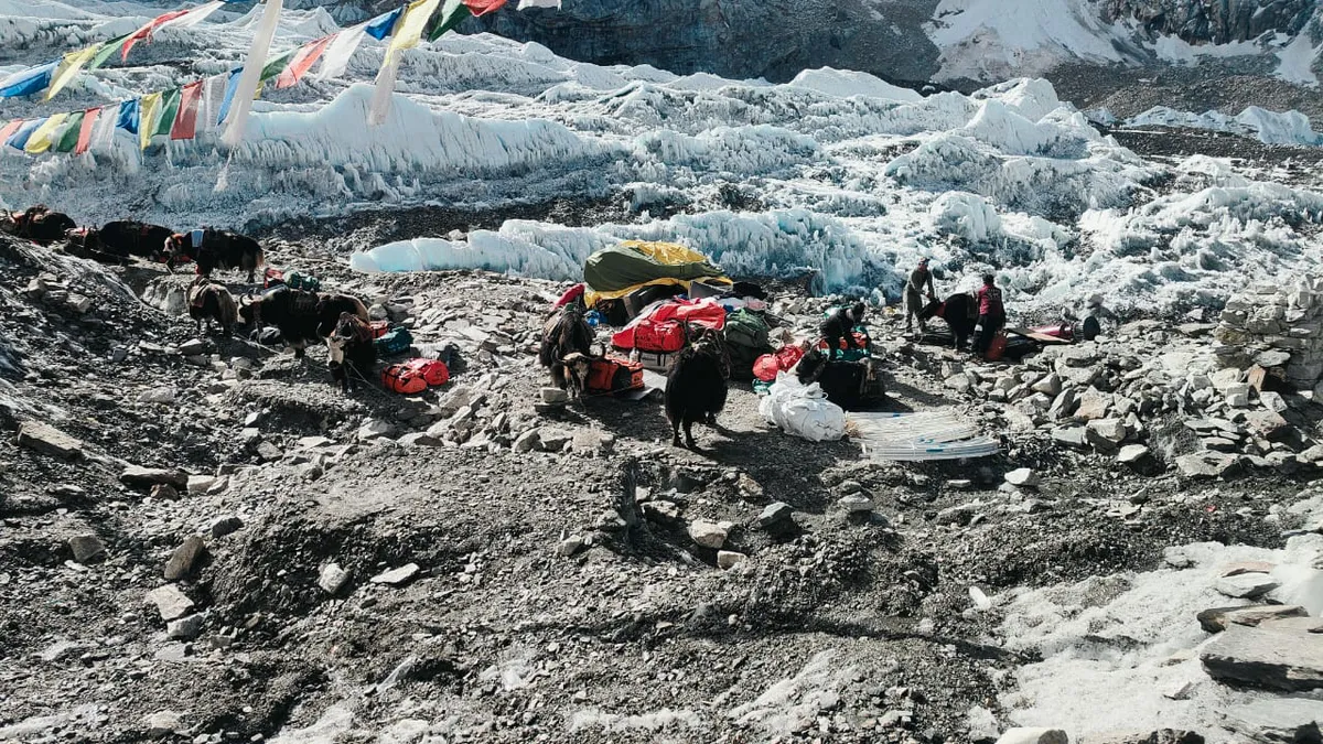 900 de alpinişti au escaladat Everestul, îl cel mai aglomerat sezon din istoria muntelui