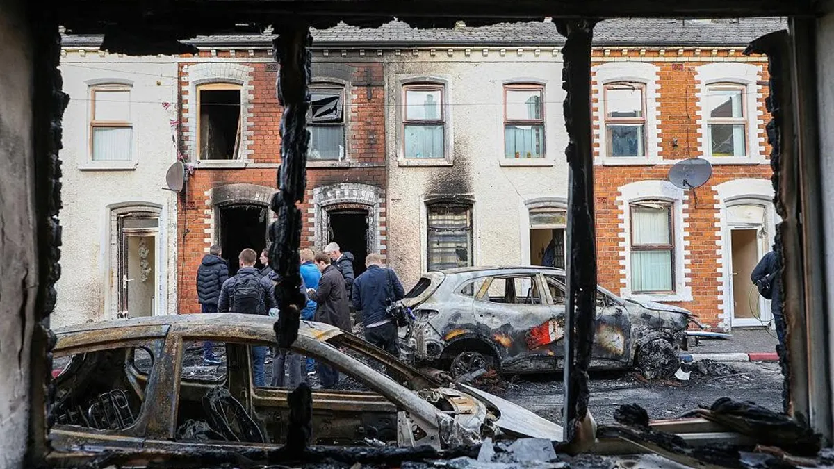 Violențele anti-imigrație paralizează Belfastul: tunuri cu apă pe străzi, locuințe incendiate