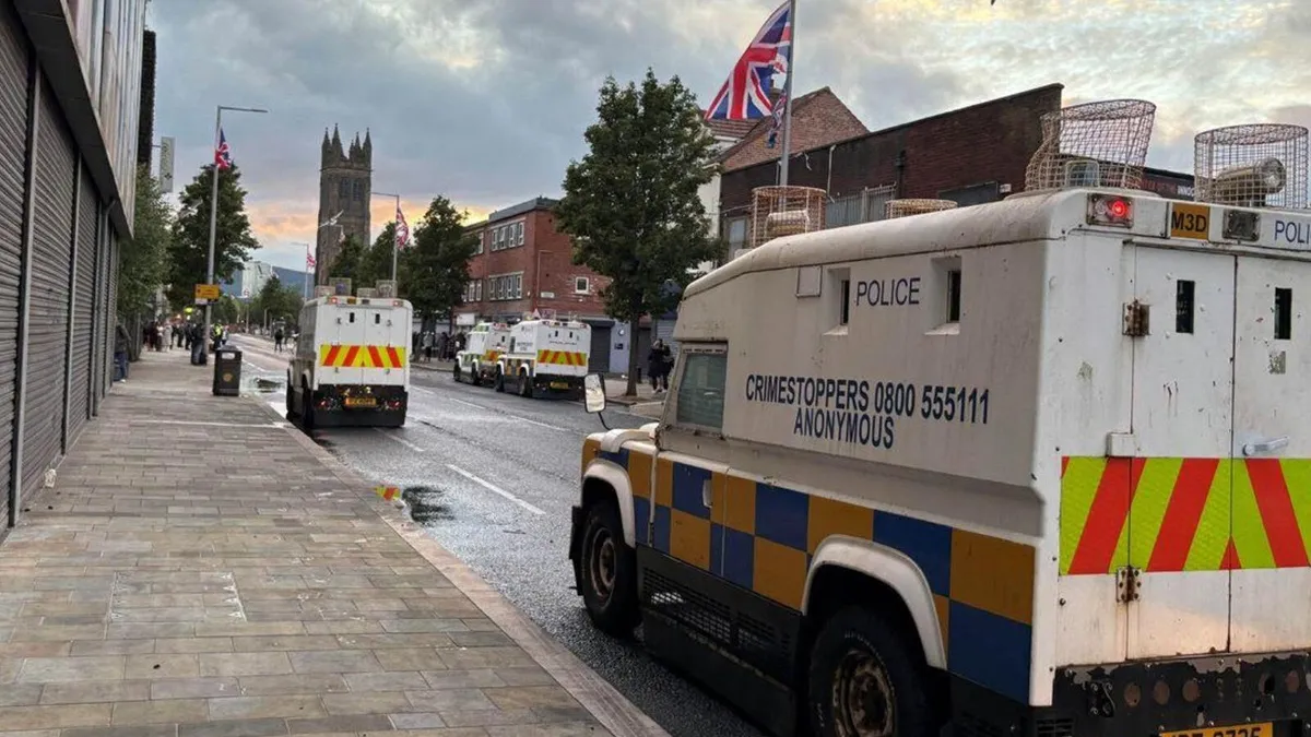 Belfast: Două nopți la rând de proteste s-a soldat cu 12 ofițeri răniți și 16 protestatari aflați în arest