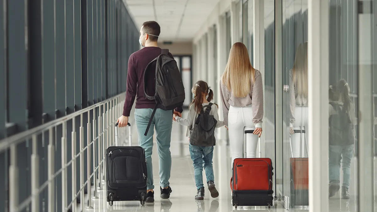 Parlamentul European votează noi drepturi pentru pasagerii aerieni. Trolerul de cabină va fi inclus în prețul biletului