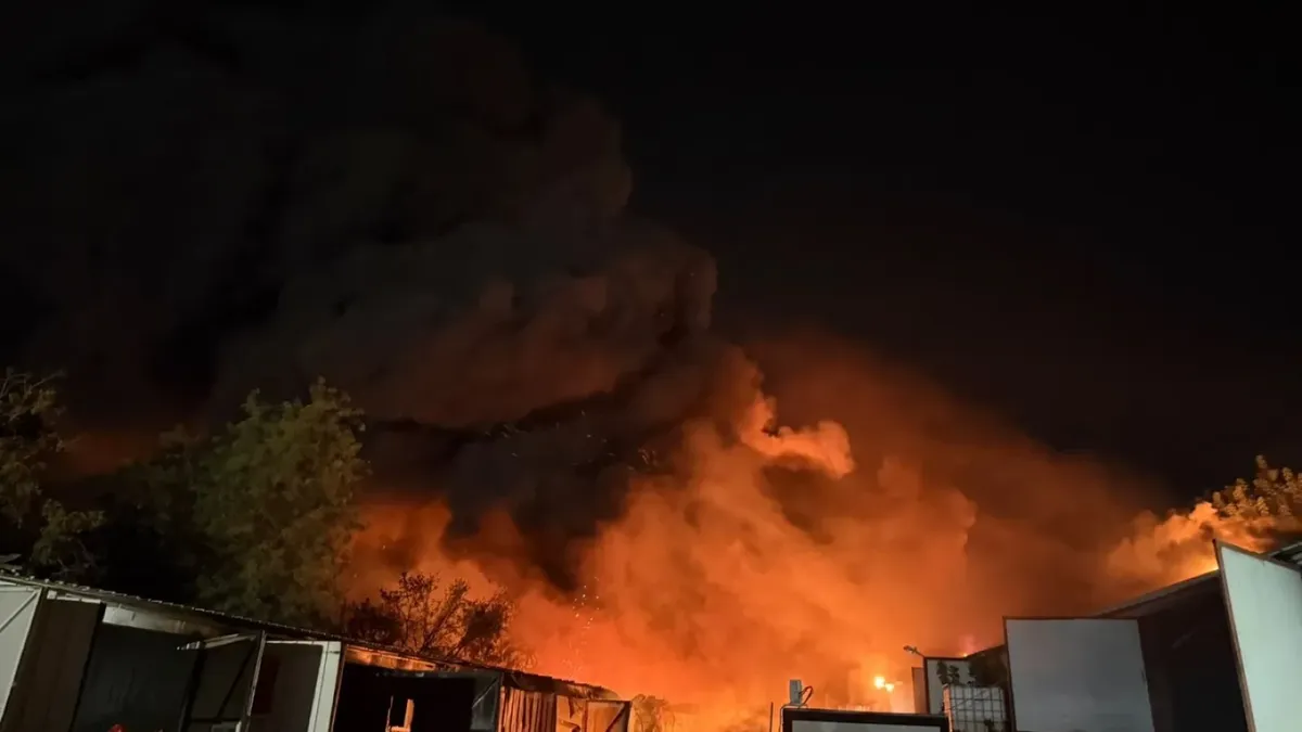 Incendiu major la o hală din Sectorul 1 al Capitalei. ISUBIF a emis mesaj RO-ALERT din cauza degajărilor de fum