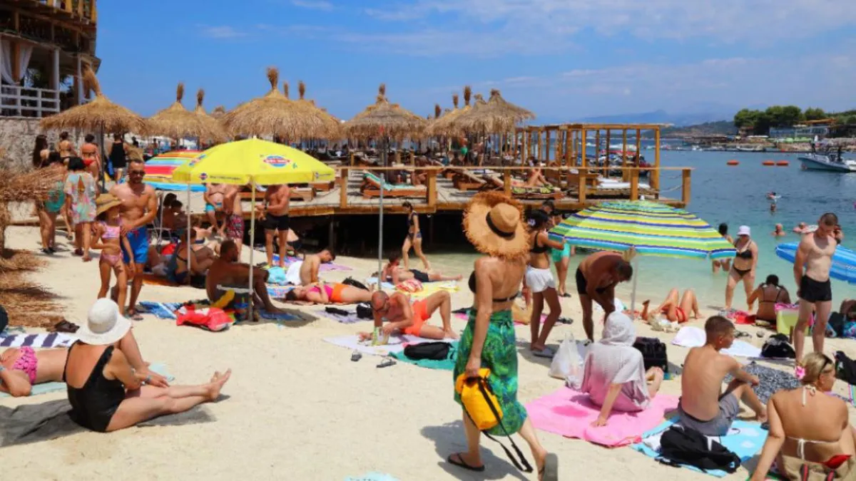 Regula care îi surprinde pe turiști în Franța. Șorturile de baie sunt interzise în majoritatea piscinelor publice