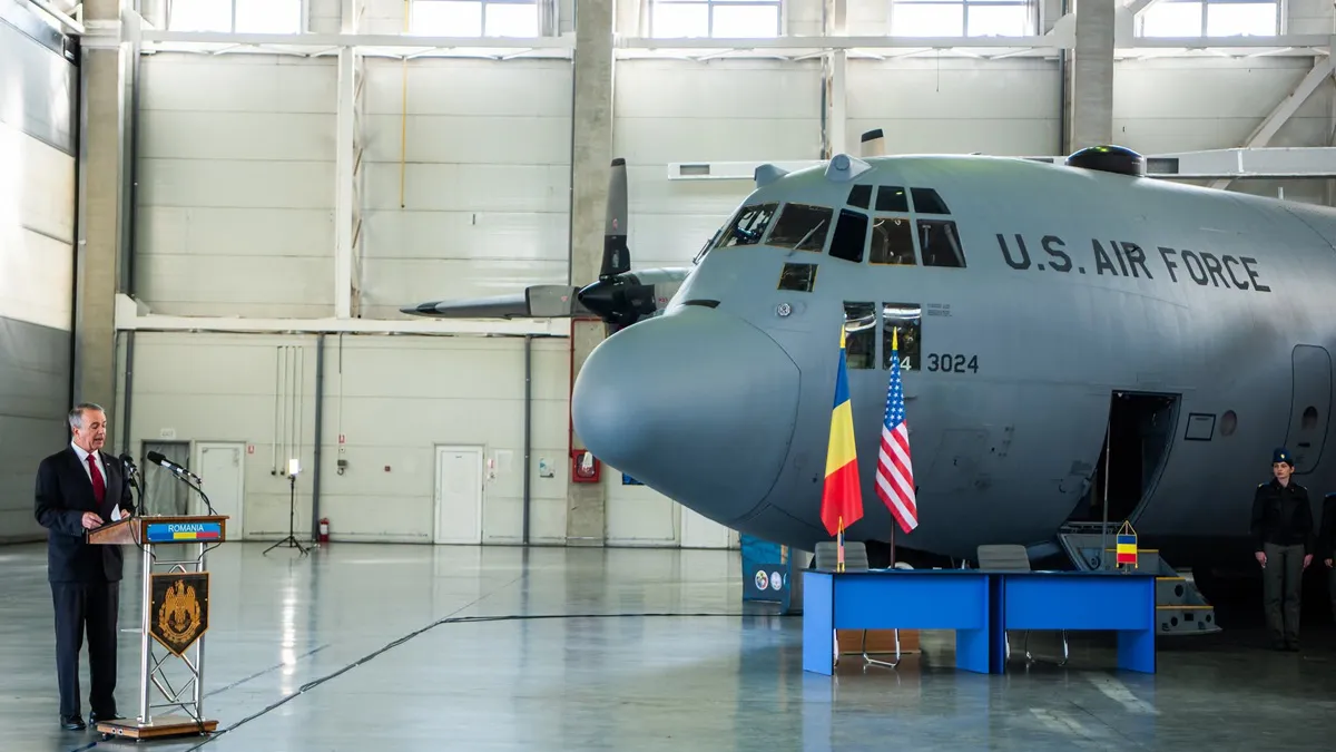 SUA și România marchează 30 de ani de Parteneriat strategic prin livrarea unei aeronave C-130