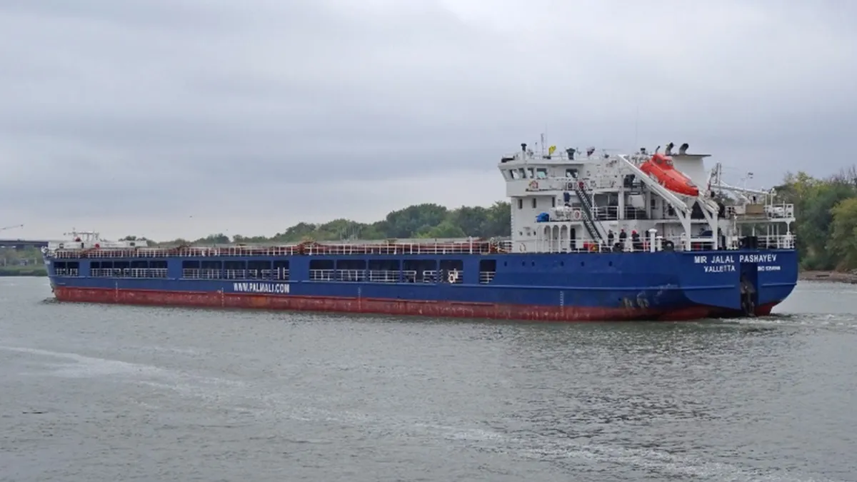 ANR: Operațiune de căutare și salvare pe Marea Neagră după un incendiu la bordul unei nave. 13 marinari sunt dispăruți