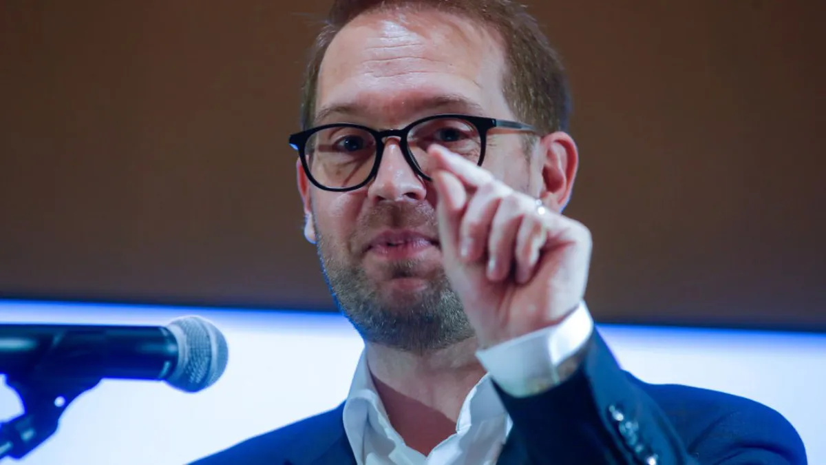 USR decide vineri dacă votează Guvernul Niculescu. Dominic Fritz se opune revenirii PSD la ministerele cu bugete mari