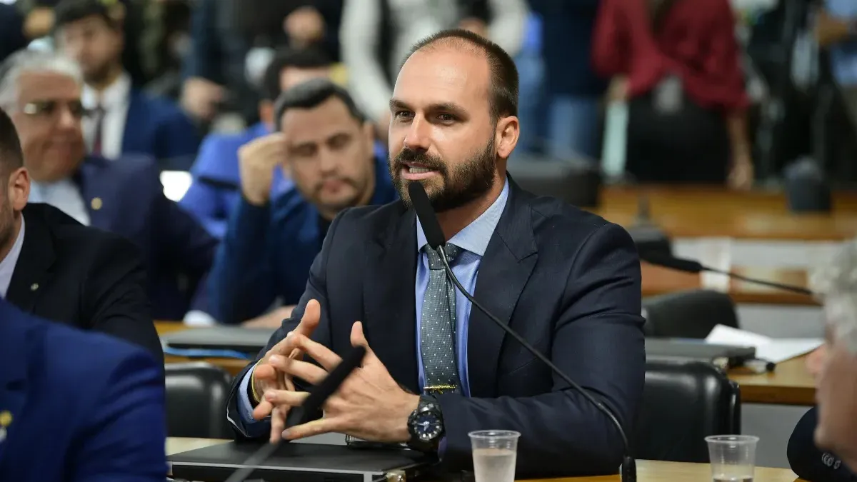 Brazilia: Mandat de arestare emis pe numele lui Eduardo Bolsonaro, fratele actualului candidat la președinție, Flávio Bolsonaro