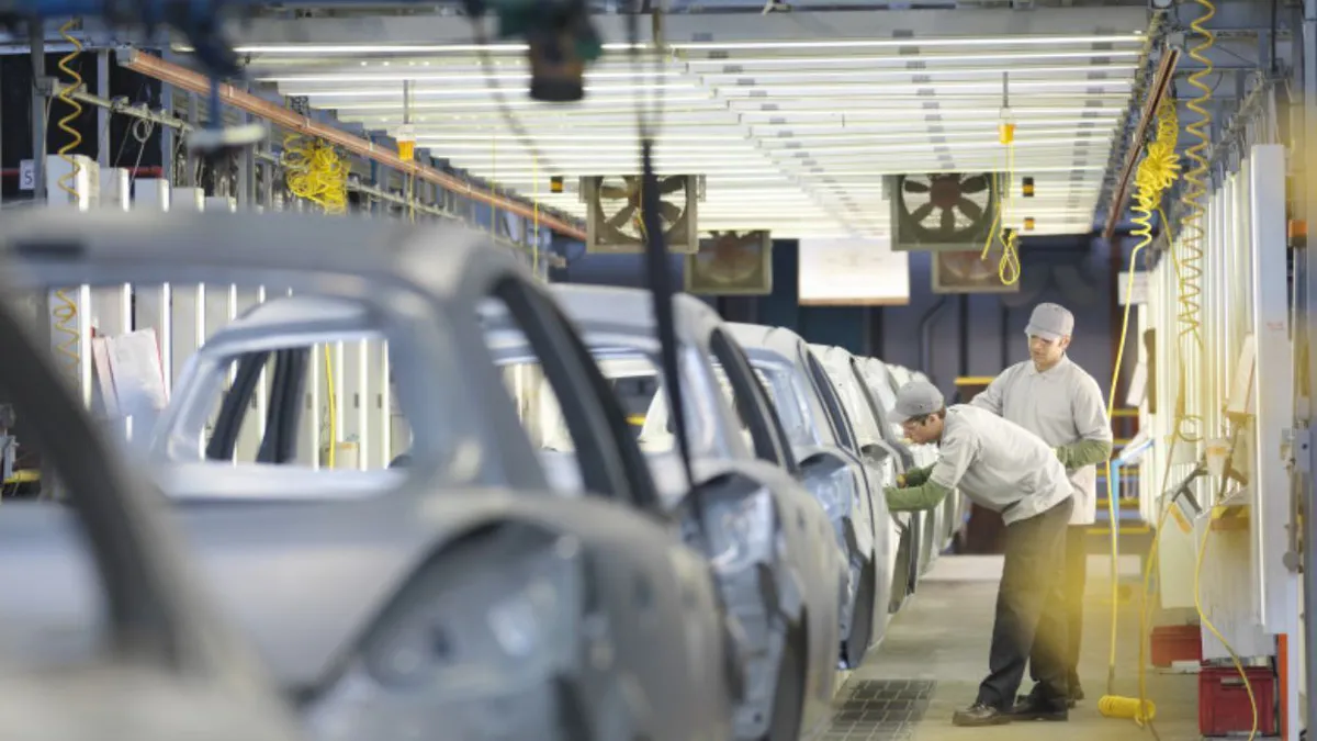 Industria României, în scădere cu 3,4% în primele opt luni din 2026. Industria prelucrătoare trage în jos producția