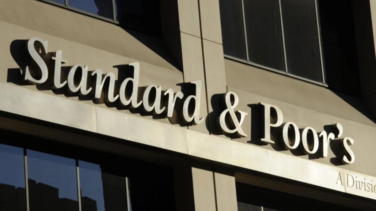 România așteaptă verdictul S&P privind ratingul de tară. Pericolul retrogradării în categoria „junk