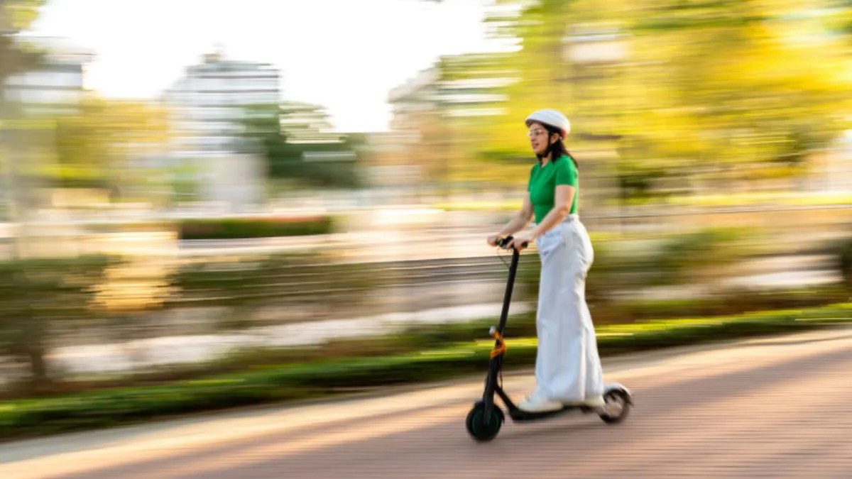 Trotinetele electrice, limitate la 15 km/h pe bulevardele din Sectorul 6. În ce parcuri este interzisă circulația
