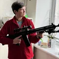 O femeie din Ucraina, mamă a trei copii, şi-a cumpărat armament şi echipament de camuflaj, în valoare de peste 2.000 de dolari