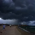 Cod galben de ploi şi vijelii în 15 judeţe. Pe litoral vine urgia!