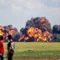 VIDEO Un avion MiG-23 s-a prăbuşit în timpul unui show aviatic. Piloţii au avut timp să se catapulteze