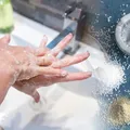 De ce să te speli cu sare pe mâini, în loc de săpun. Ce nu știai despre beneficiile uluitoare ale acestui aliment