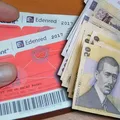 Boloş restricţionează plăţile cu cash la magazine, dar nu şi a bonurilor de masă: „Am lăsat la latitudinea angajatorului să decidă dacă va da banii pe tichet sau îi va da în numerar”