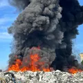 Incendiu devastator la o hală de depozitare a maselor plastice, în Mureș. Populația din zonă, avertizată prin RO-ALERT