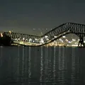 VIDEO Pod de 2,5 km, prăbuşit după ce o navă a lovit unul dintre picioare