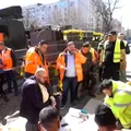 VIDEO Piedone ia masa pe șantier, cu muncitorii care toarnă asfalt: ”Ia și tu ce găsești, parizer, salam, șuncă, ceapă”