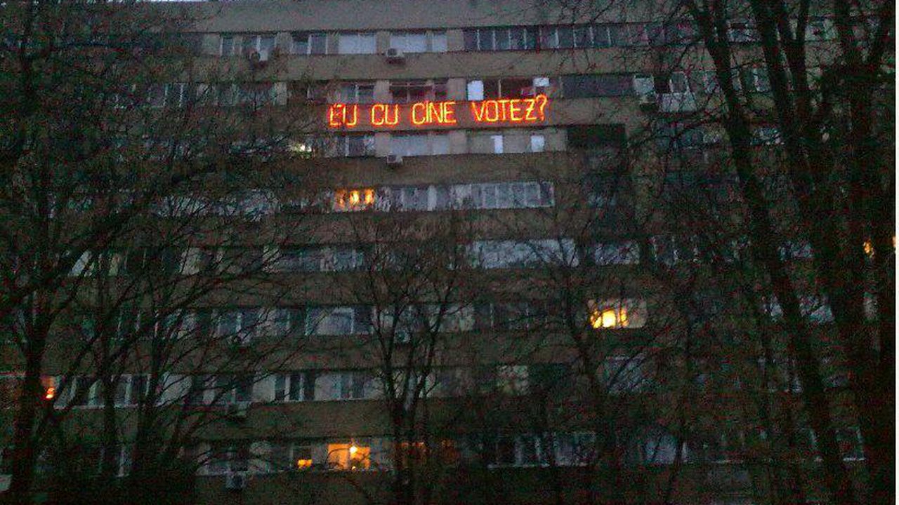 Ca N Caragiale Eu Cu Cine Votez Mesajul Scris Pe Un Bloc Din Bucuresti Cu InstalaÅ£ie De Pom