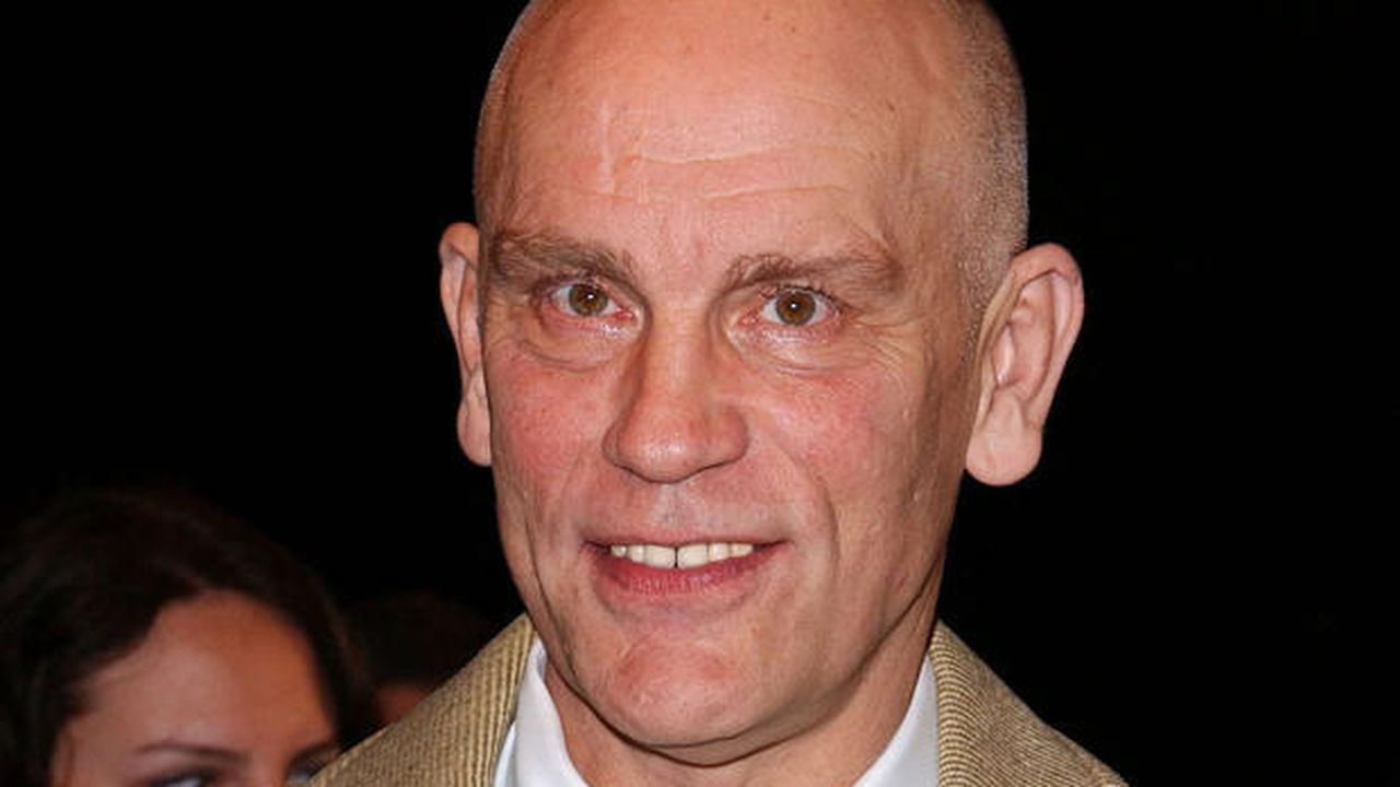 Dans La Tête De John Malkovich John Malkovich este criminal în serie, pe scena Ateneului din Capitală