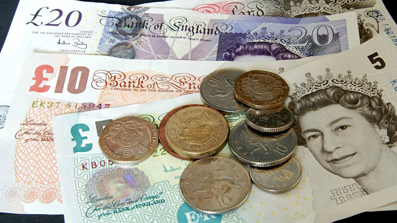 BREXIT: Lira sterlină a ajuns la cel mai scăzut nivel de după 1985
