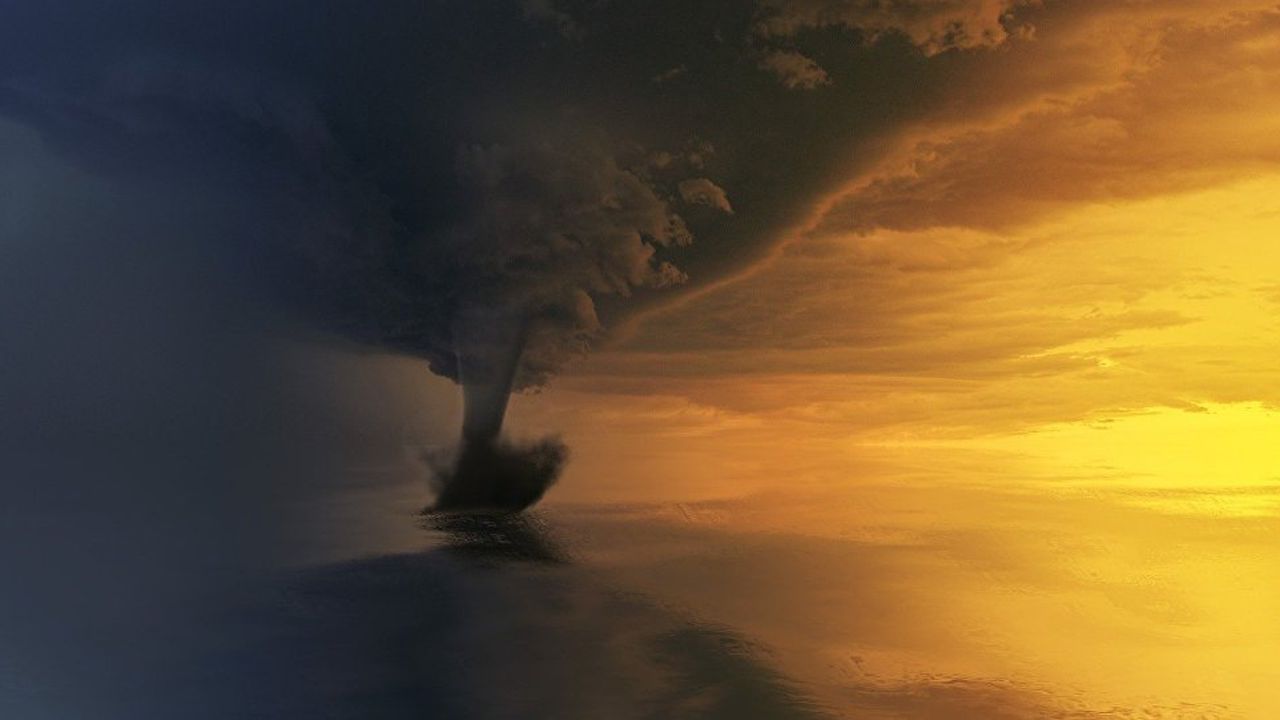 Litoralul Olandez MÄƒturat De O TornadÄƒ De Foc In Noaptea De Anul Nou Imagini Rare Cu